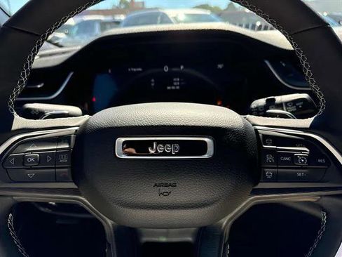 Certified 2024 Jeep Grand Cherokee Altitude image 12