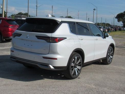 New 2025 Mitsubishi Outlander SE image 3