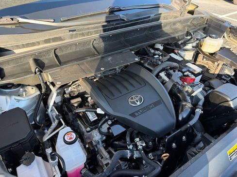 Used 2024 Toyota Highlander XLE image 41