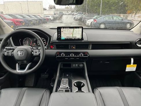 New 2025 Honda Pilot Touring image 11