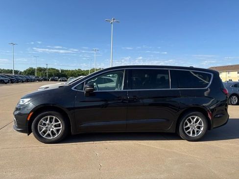 Used 2023 Chrysler Pacifica Touring-L FWD image 6