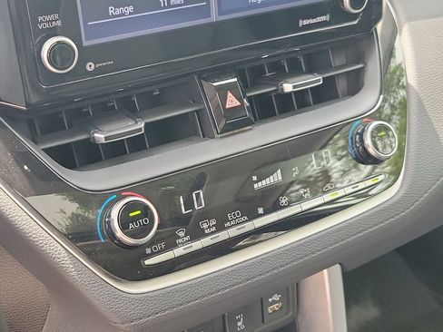 Used 2022 Toyota Corolla Cross XLE w/ Convenience Package FWD image 28