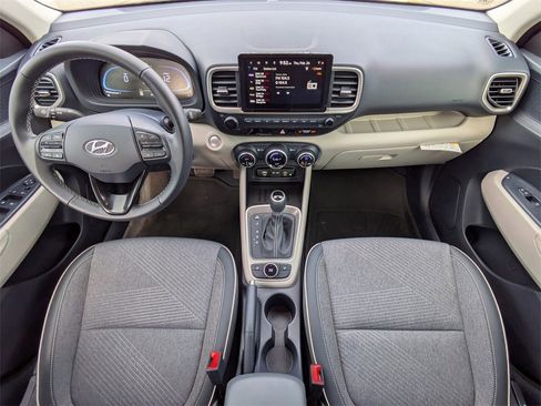 Used 2025 Hyundai Venue Limited image 14