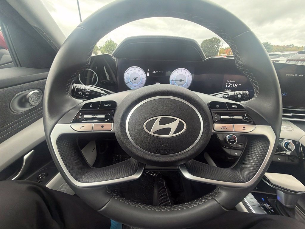 Certified 2025 Hyundai Elantra Limited FWD image 15