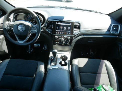 Used 2022 Jeep Grand Cherokee Laredo X AWD/4WD image 10
