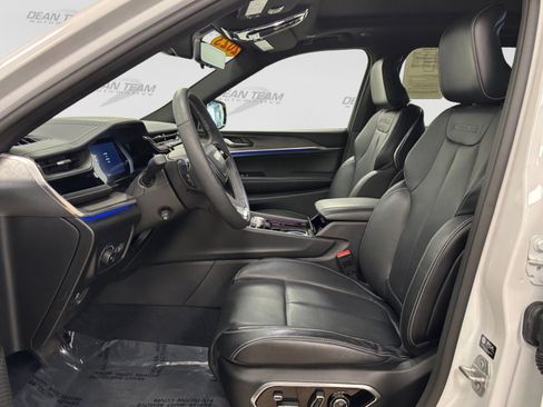 Used 2023 Jeep Grand Cherokee Overland w/ Luxury Tech Group IV AWD/4WD image 9