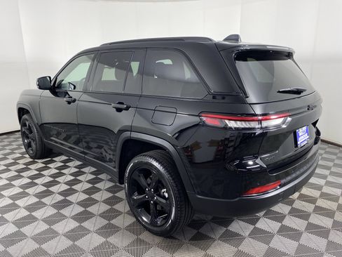 Used 2025 Jeep Grand Cherokee Limited w/ Black Appearance Package AWD/4WD image 11