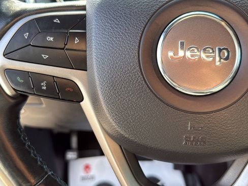 Used 2019 Jeep Grand Cherokee Laredo AWD/4WD image 16