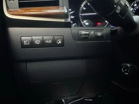 Used 2019 Lexus LX 570 4WD w/ Luxury Package image 12