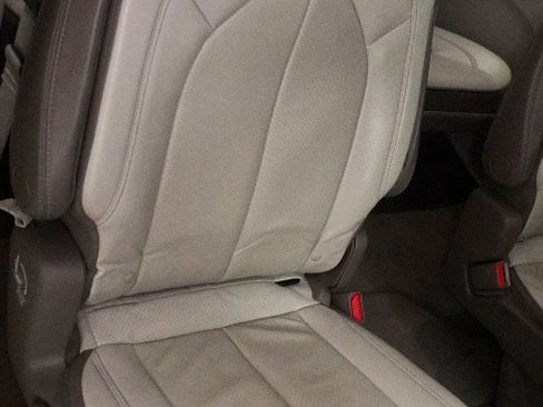 Used 2018 Chrysler Pacifica Touring-L image 9