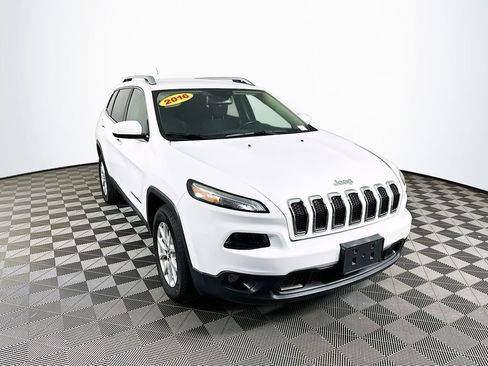 Used 2016 Jeep Cherokee Latitude w/ Cold Weather Group AWD/4WD image 2