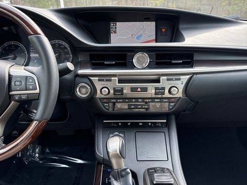 Used 2018 Lexus ES 350 w/ Luxury Package w/Wood Trim image 17