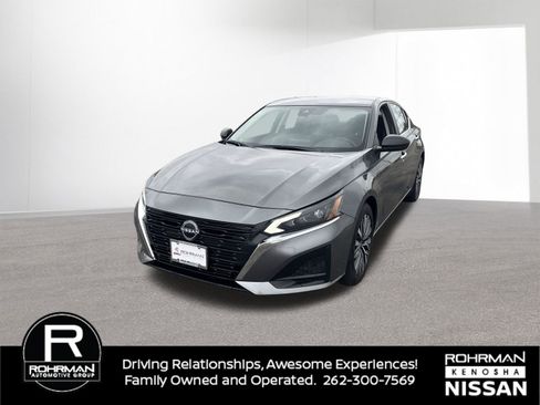 Used 2024 Nissan Altima 2.5 SV image 2