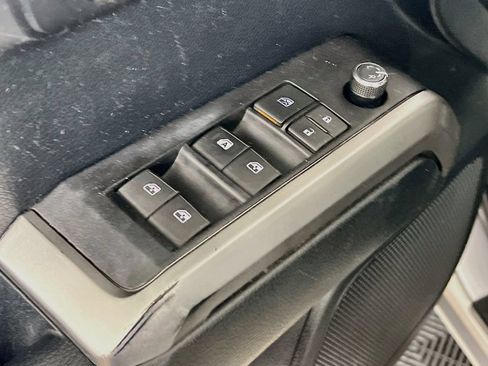 Used 2016 Toyota Tacoma SR5 w/ SR5 Appearance Package (SN) AWD/4WD image 16