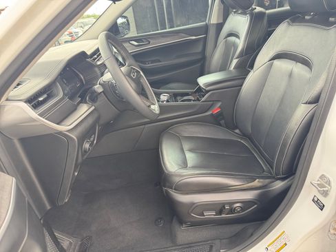 Used 2023 Jeep Grand Cherokee L Limited w/ Black Appearance Package AWD/4WD image 14