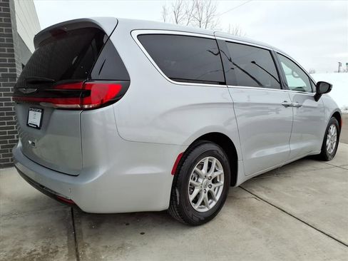 Used 2024 Chrysler Pacifica Touring-L FWD image 7