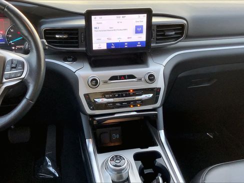 Used 2022 Ford Explorer XLT w/ Equipment Group 202A image 6