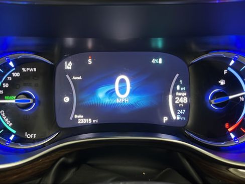 Used 2023 Chrysler Pacifica Limited w/ Uconnect Theater Family Group FWD image 17