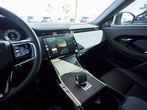 Used 2024 Land Rover Range Rover Evoque Dynamic SE image 46