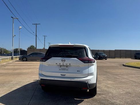 Certified 2024 Nissan Rogue SV FWD image 20