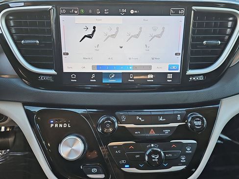 Used 2024 Chrysler Pacifica Touring-L image 22