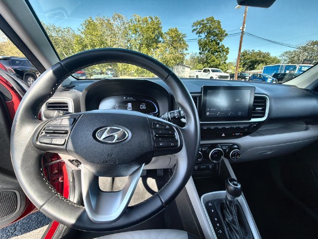 Used 2025 Hyundai Venue SEL FWD image 11
