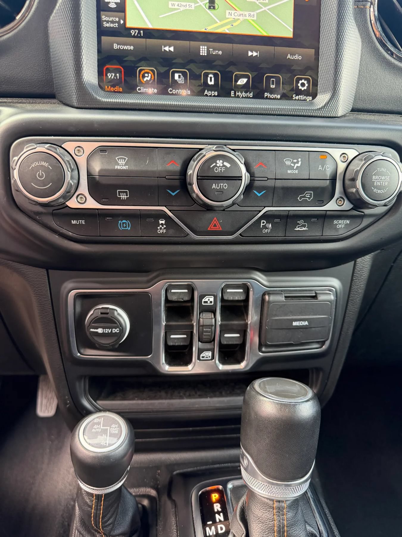 Used 2023 Jeep Wrangler Unlimited Sahara AWD/4WD image 26