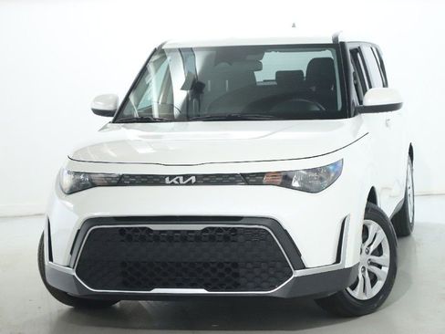 Used 2023 Kia Soul LX image 3