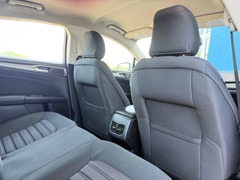 Used 2019 Ford Fusion SE FWD image 16