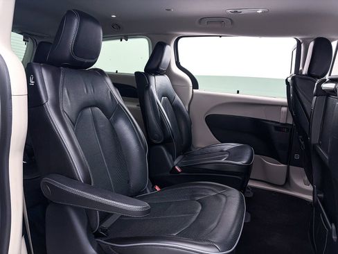 Used 2020 Chrysler Pacifica Limited w/ Advanced Safetytec Group image 39