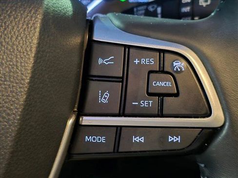 Used 2024 Toyota Highlander XLE FWD image 12
