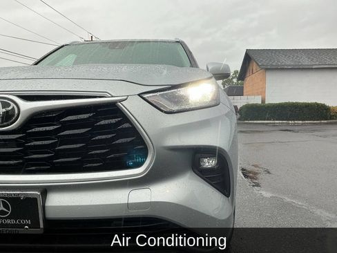 Used 2020 Toyota Highlander XLE AWD/4WD image 3