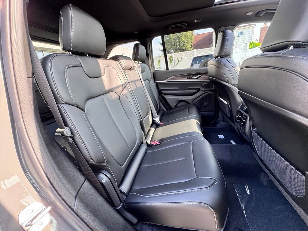 New 2027 Jeep Grand Cherokee Limited AWD/4WD image 21