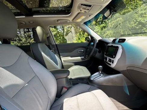 Used 2016 Kia Soul EV + w/ Sun & Fun Package FWD image 21