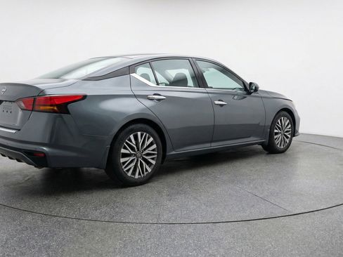 Used 2025 Nissan Altima 2.5 SV FWD image 9