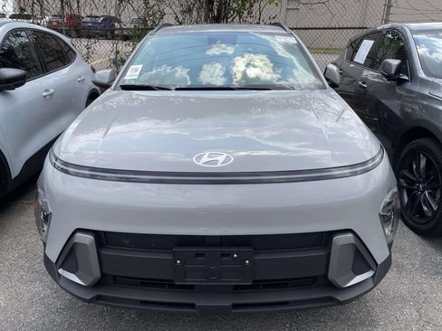 Used 2025 Hyundai Kona SEL FWD image 2