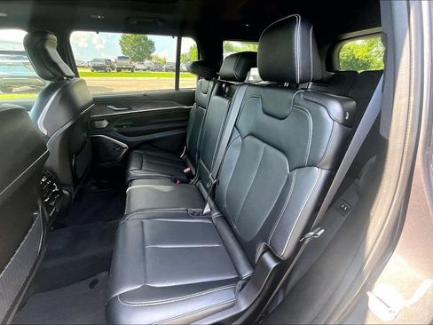 Used 2022 Jeep Grand Cherokee L Overland w/ Luxury Tech Group IV AWD/4WD image 23