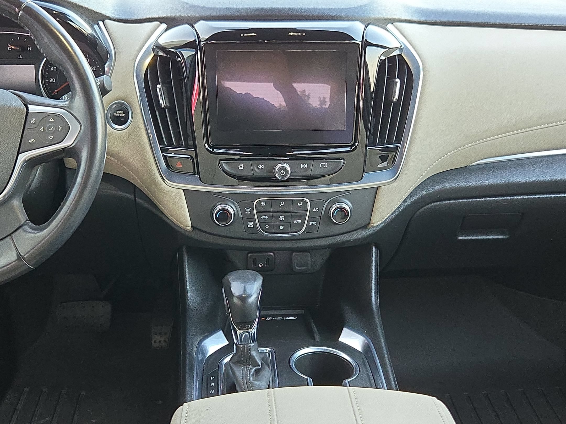 Used 2022 Chevrolet Traverse LT FWD image 16