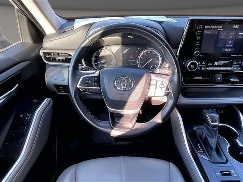 Used 2022 Toyota Highlander XLE AWD/4WD image 5