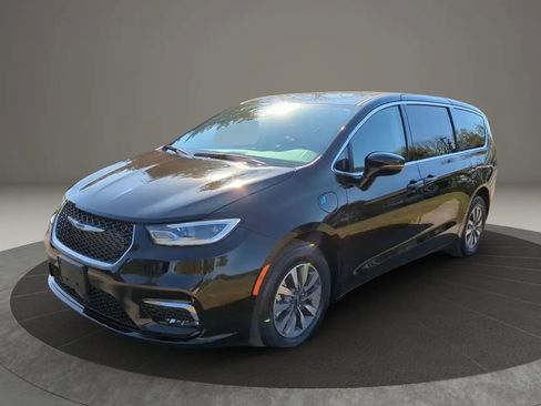 Used 2024 Chrysler Pacifica Limited FWD image 1