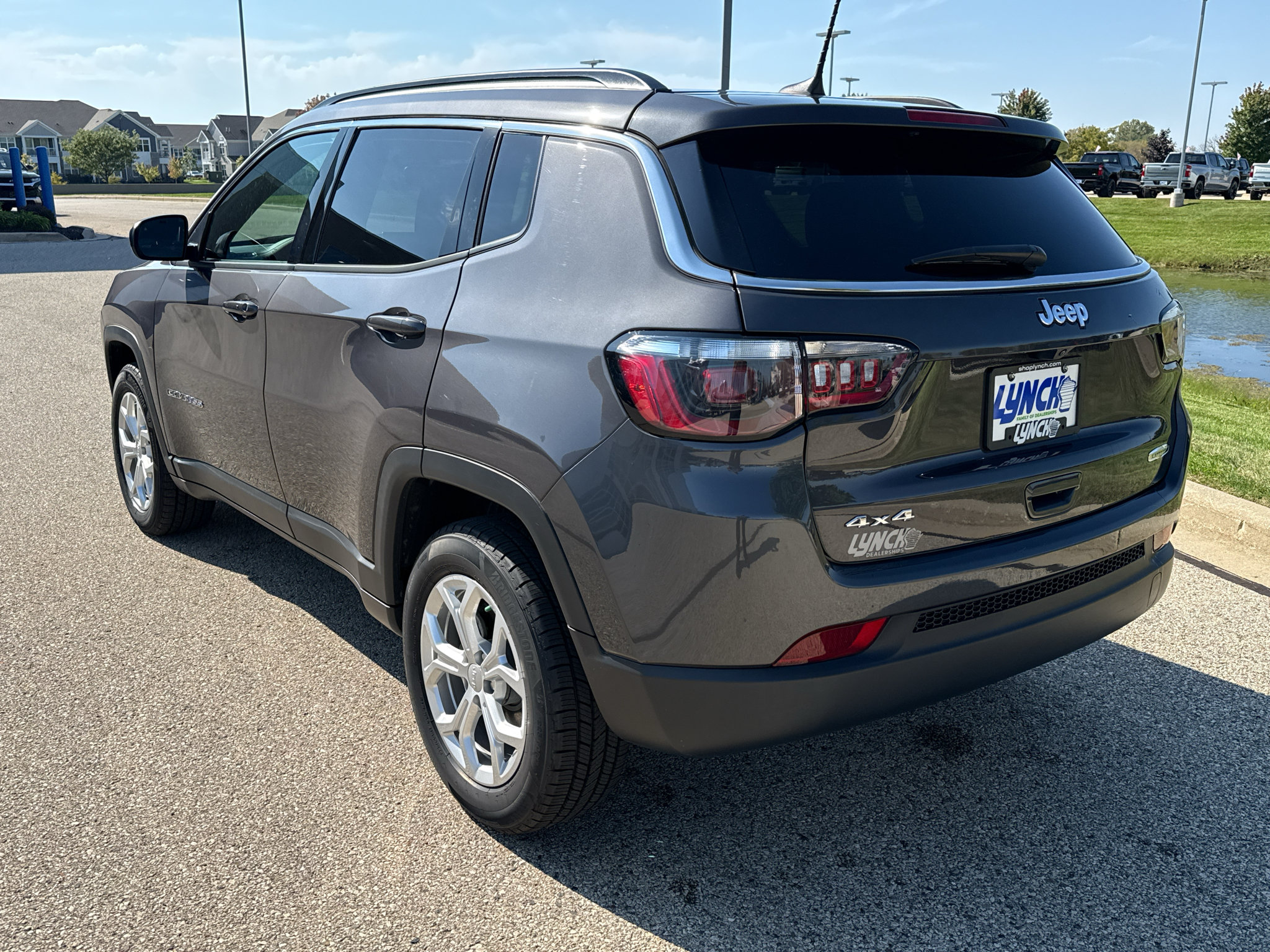 Used 2024 Jeep Compass Latitude w/ Convenience Group AWD/4WD image 4
