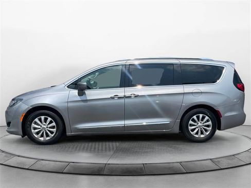 Used 2018 Chrysler Pacifica Touring-L image 2
