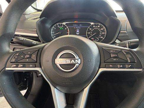 Used 2025 Nissan Altima 2.5 SV FWD image 29