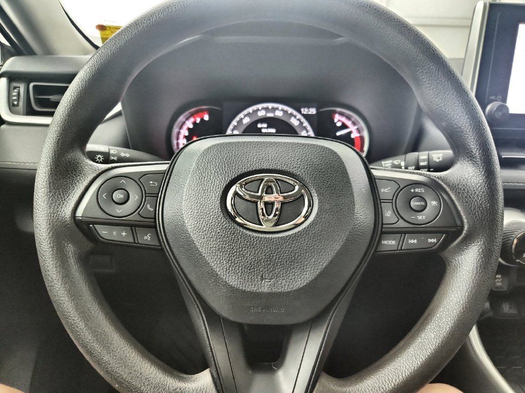Used 2025 Toyota RAV4 XLE FWD image 21
