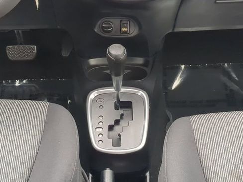 Used 2017 Toyota Yaris L image 18