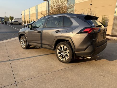 Used 2022 Toyota RAV4 XLE Premium image 8