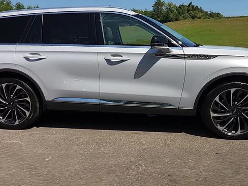 Used 2025 Lincoln Aviator Reserve w/ Luxury Package RWD image 8