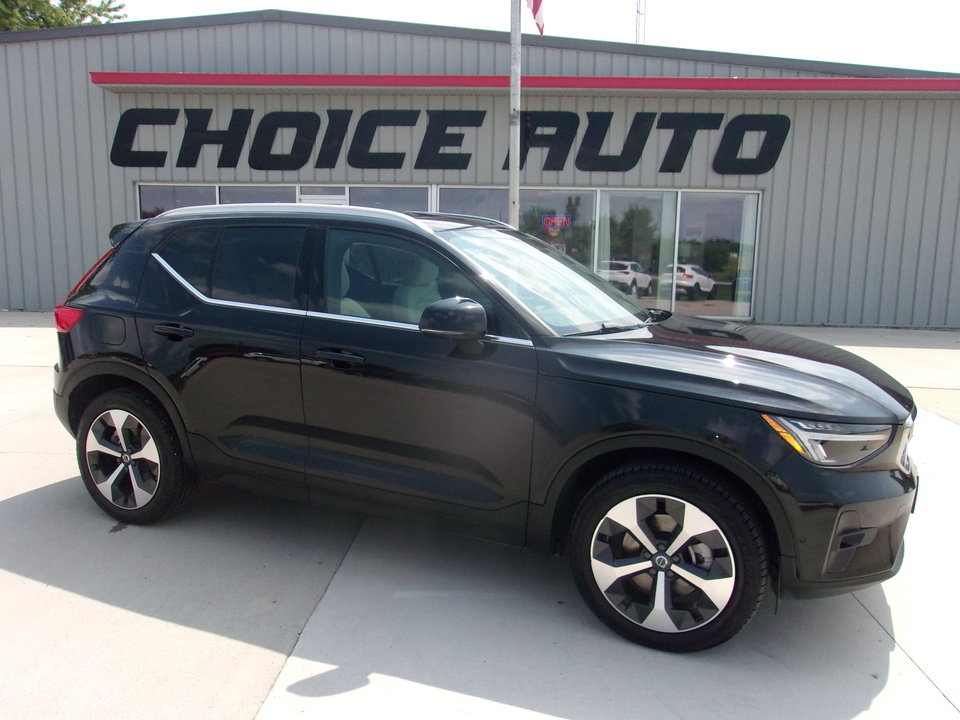 Used 2024 Volvo XC40 B5 Plus AWD/4WD image 2