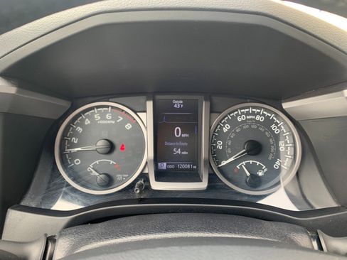 Used 2017 Toyota Tacoma SR5 w/ Tow Package RWD image 15