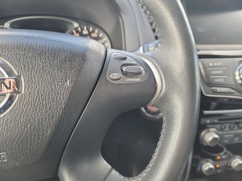 Used 2017 Nissan Pathfinder SV image 19